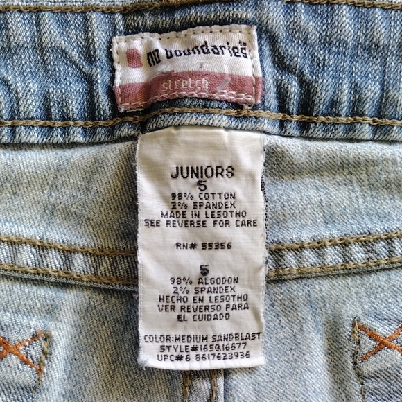 No Boundaries | Cropped Distressed Sandblast |Button Fly | Jeans Size 5 Juniors - Picture 6 of 11